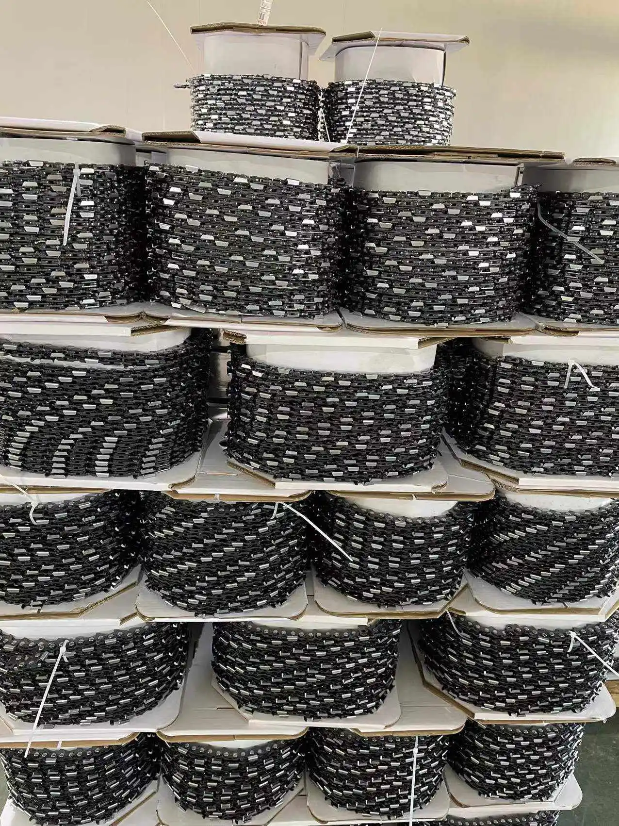 

1480 Link Count Harvester Chain Pitch 0.404" Drive Link Thickness: 2.0mm Cutting Chain Edge Sharpening Angle: 25°30° Coil Length