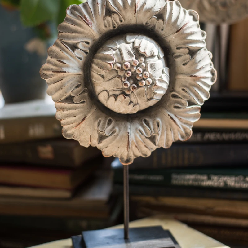 

Flower Type Resin Table Decoration Classical Pattern Wood Carving Ornament Home Retro Decorative Desktop Souvenirs Gifts