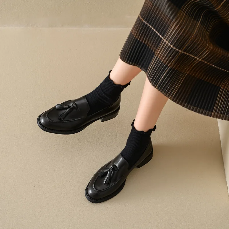 Туфли женские кожаные с круглым носком лоферы бахромой Уличная обувь на толстом