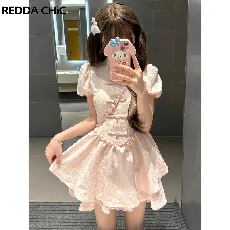 Женское мини-платье с пышными рукавами воротником-стойкой