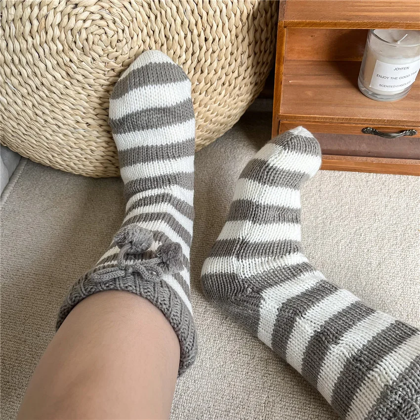 

Пушистые носки полосатые женские зимние теплые мягкие удобные женские плюшевые Нескользящие шлепанцы с меховым помпоном теплые носки для ...