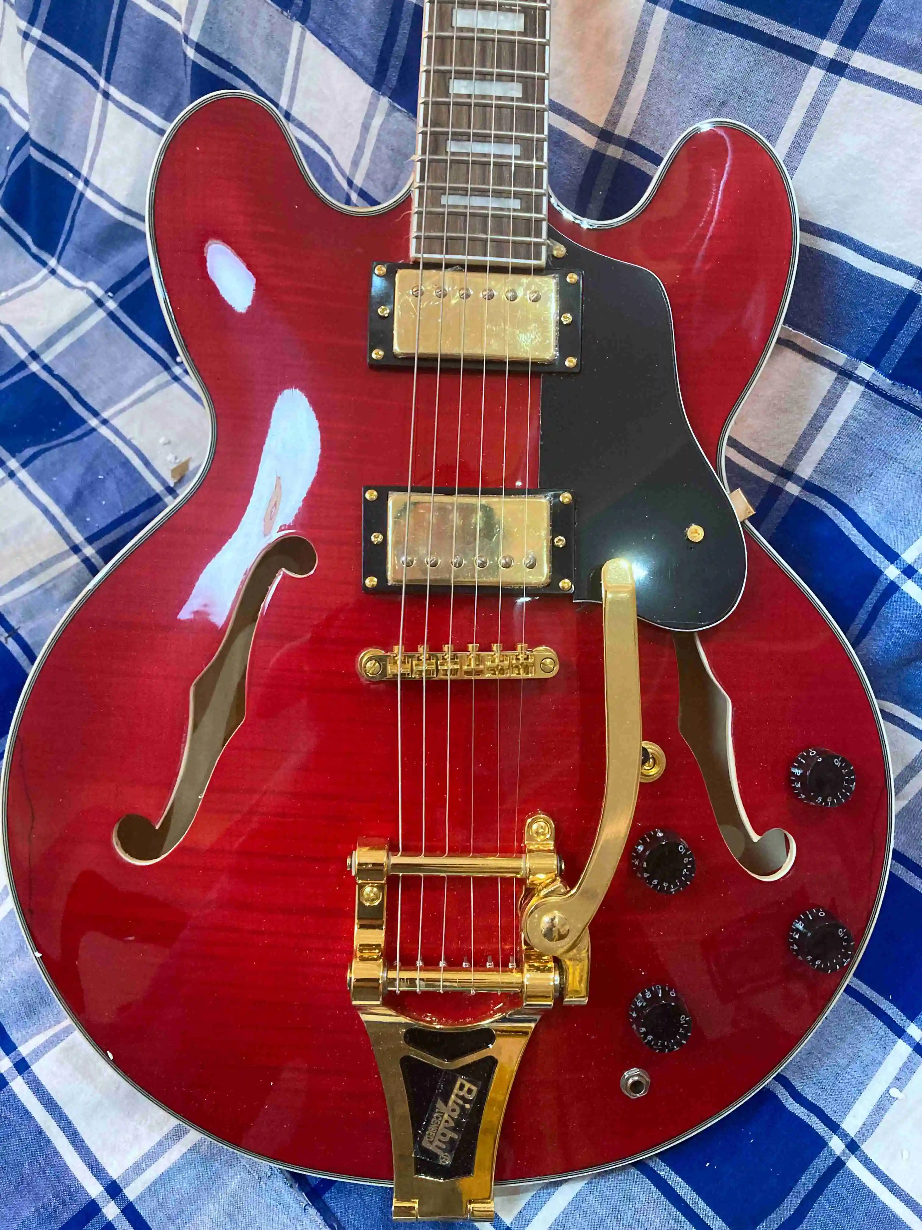 Пользовательский магазин тигровый клен Топ 335 КРАСНАЯ ОТДЕЛКА полый корпус