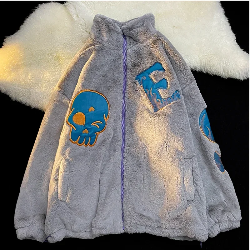 Женская куртка из овечьей шерсти с вышивкой черепа