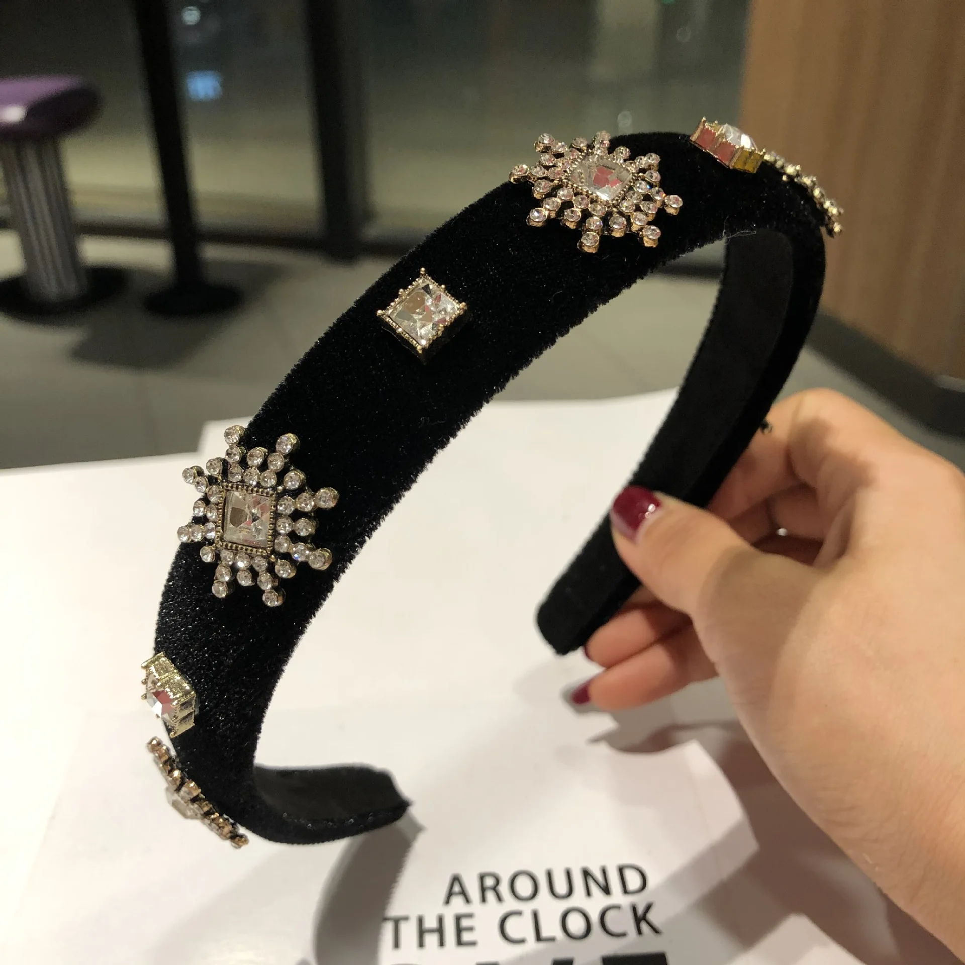 

Rhinestone pearl hair band Sweet girl headdress Elegant hair clip Press hair band out