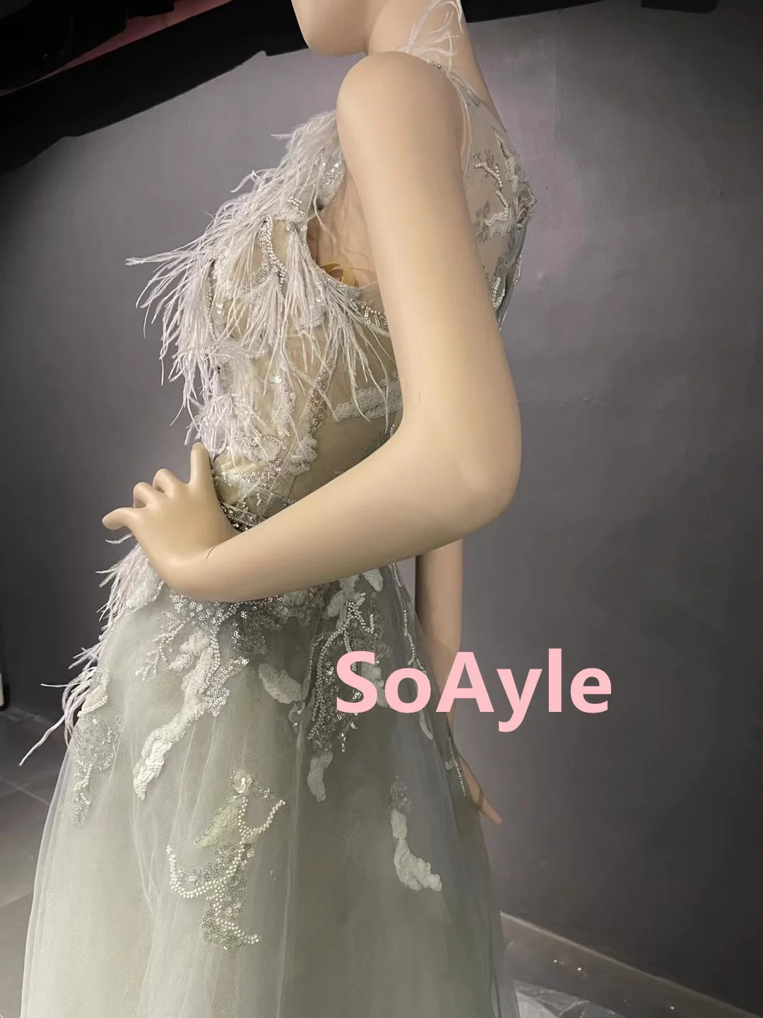 Рисунок 5 - Женское вечернее платье с перьями SoAyle