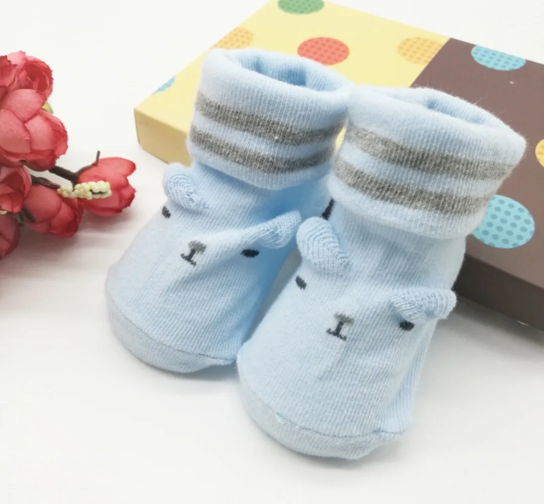 Носочки для новорожденных 0. Носочки для малышей. Носки для малышей. Носочки для новорожденных мальчиков. Детские носки для новорожденных.