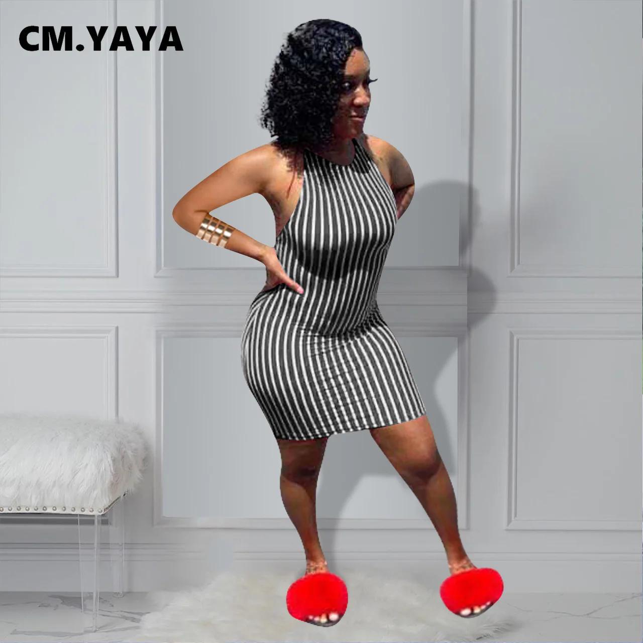 Женское мини-платье в полоску с открытой спиной и воротником-хомутом | Женская