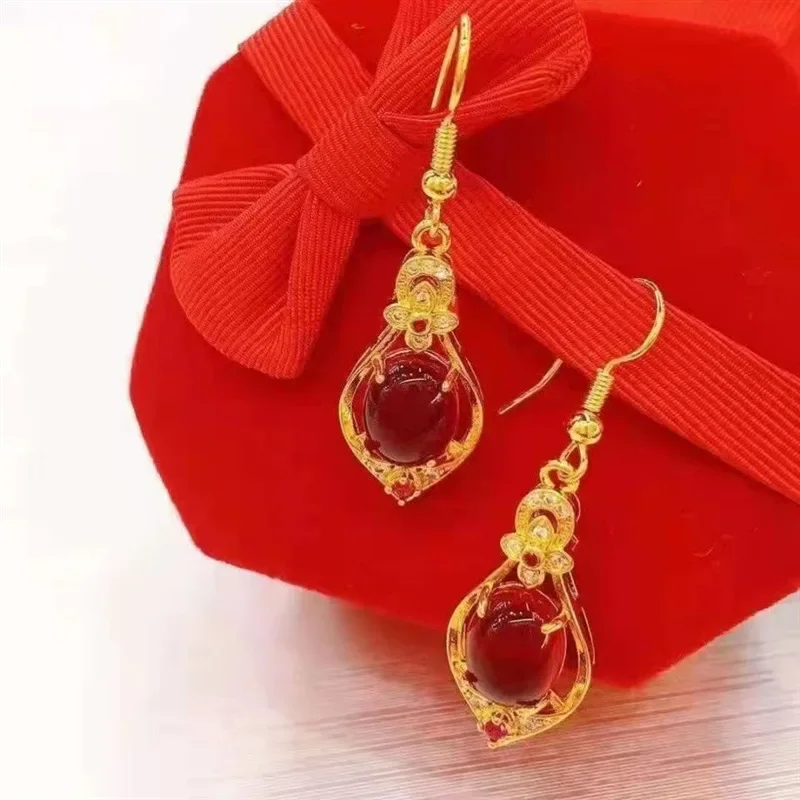 Вьетнамские серьги из песочного золота с рубином и четырьмя листами клевера