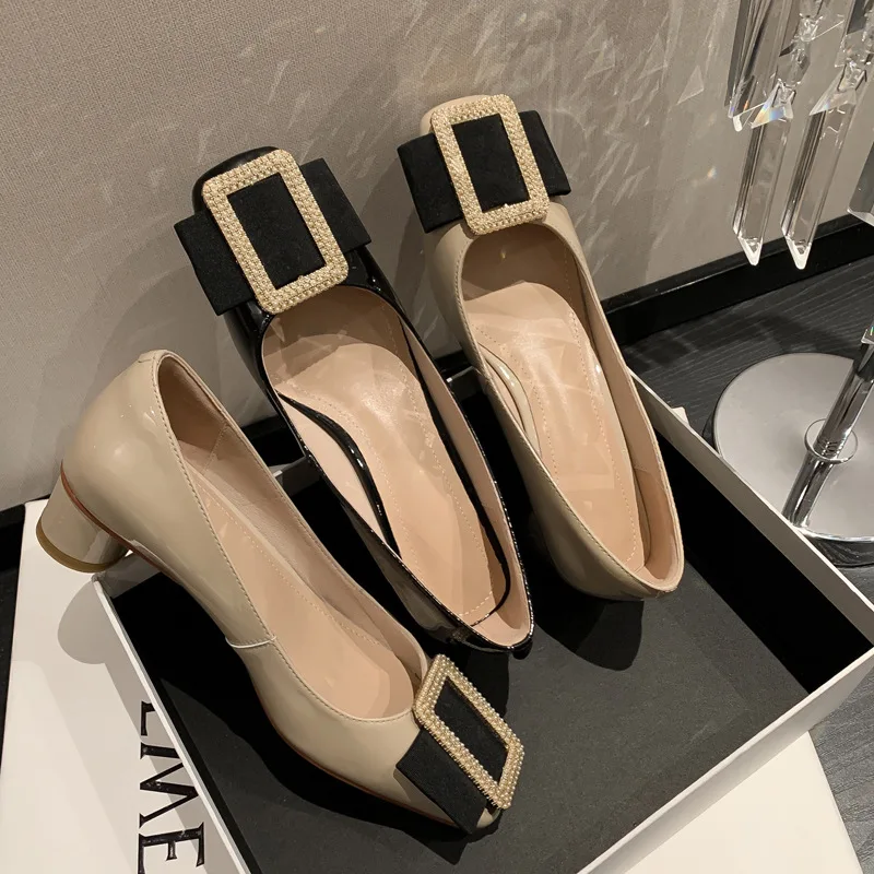 

Женские туфли из лакированной кожи, квадратный носок, металлическая кнопка, круглый каблук, класс