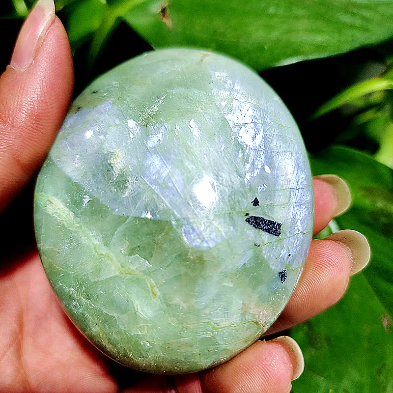 

NaturalThe green color labradorite stone crystal palm stones plaything healing crystals and home decoration