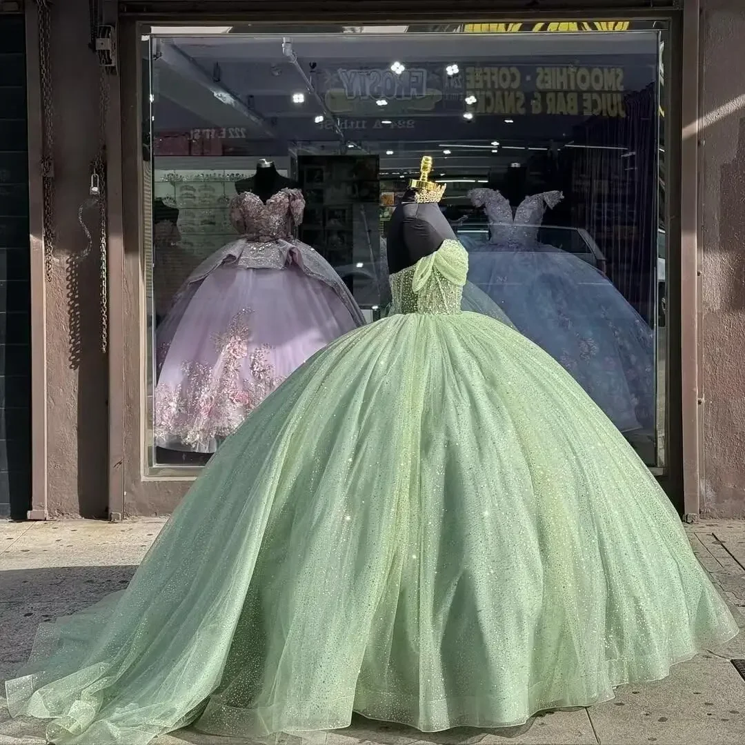 Фото Блестящее платье Quince с кристаллами и шлейфом Вечернее платье Тюлевые платья Quinceanera с бантом Пышные платья с открытыми плечами Sweet 16, платья №4