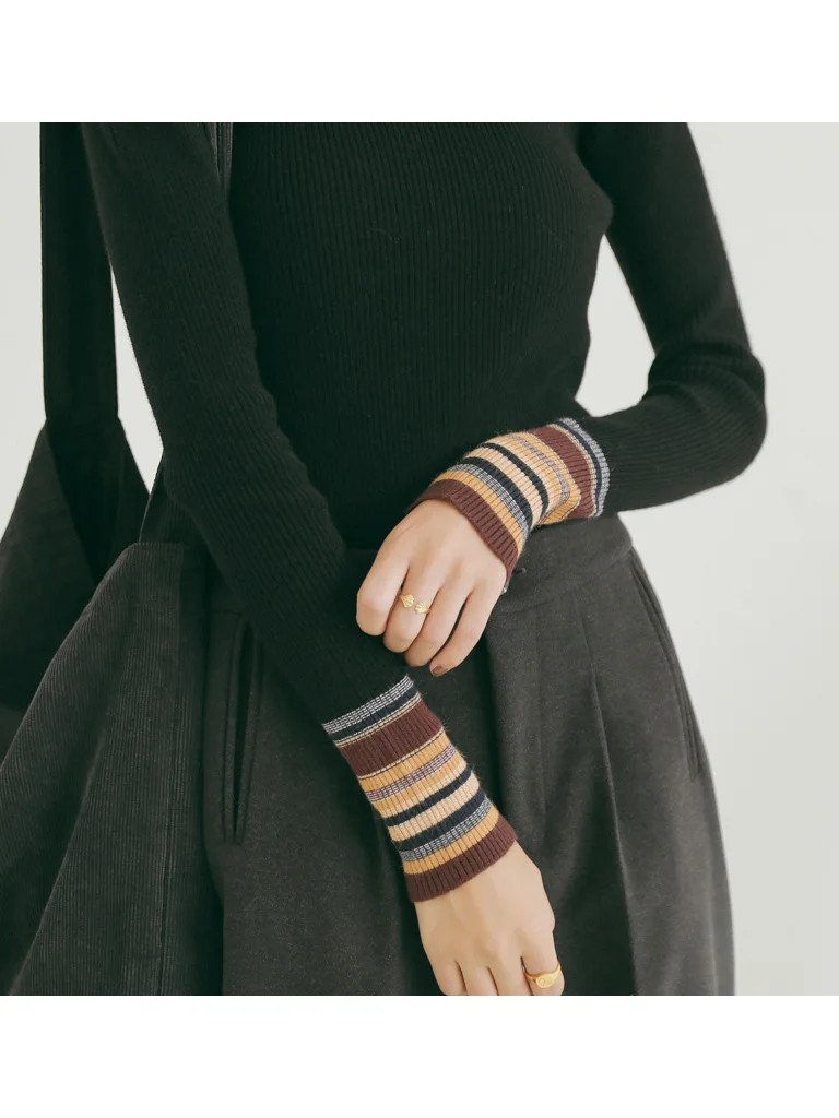 Женский свитер-водолазка в рубчик