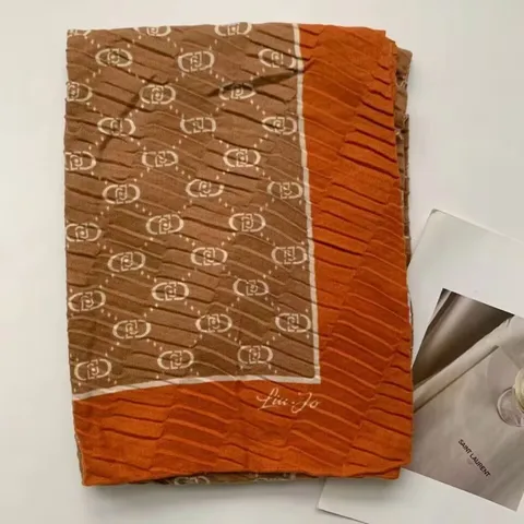 Женские шали и шарфы из полиэстера
