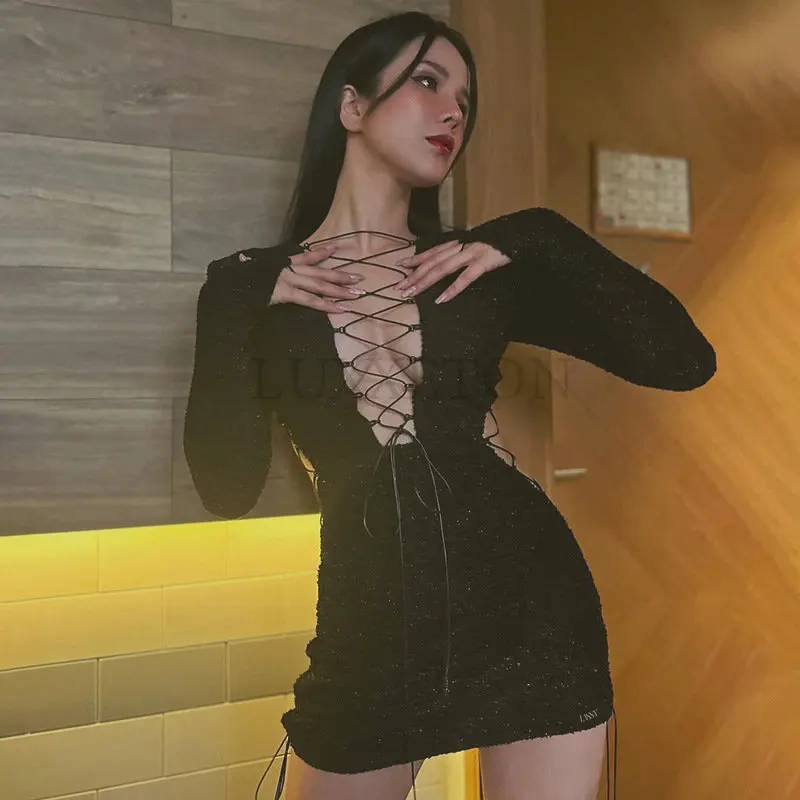 

Женское облегающее вечернее платье с длинным рукавом и завязками