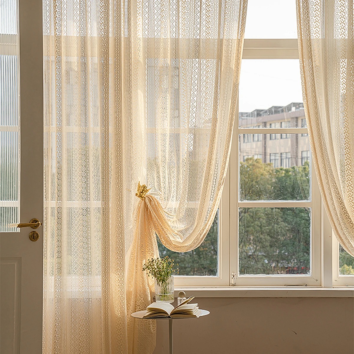 Бежевая полупрозрачная занавеска в геометрическом стиле