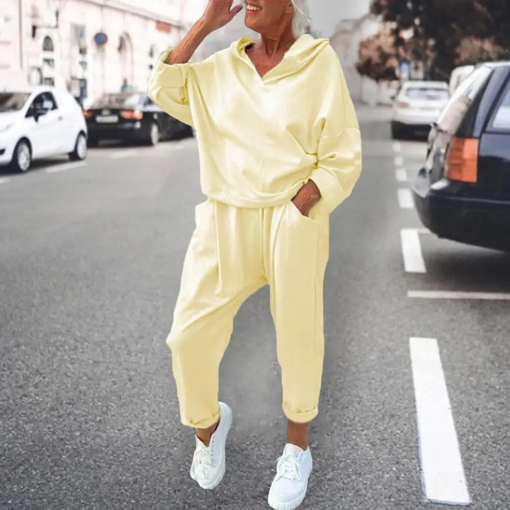 Костюм спортивный женский с капюшоном поясом на резинке