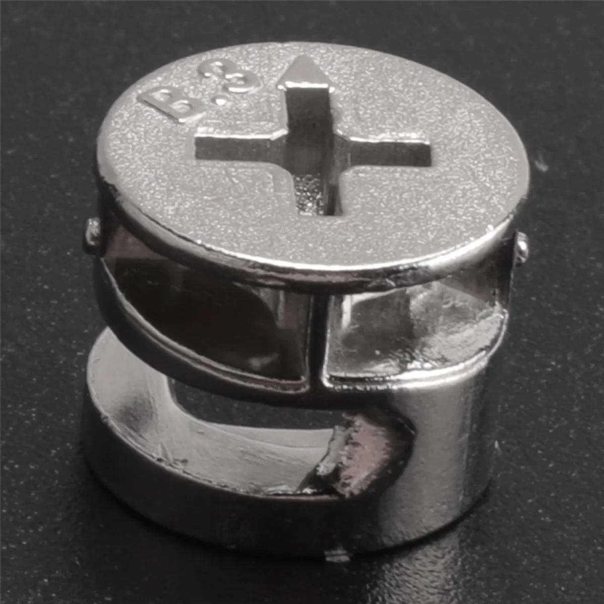 Кулачковый фитинг для мебели с дюбелем и предварительно вставленной гайкой