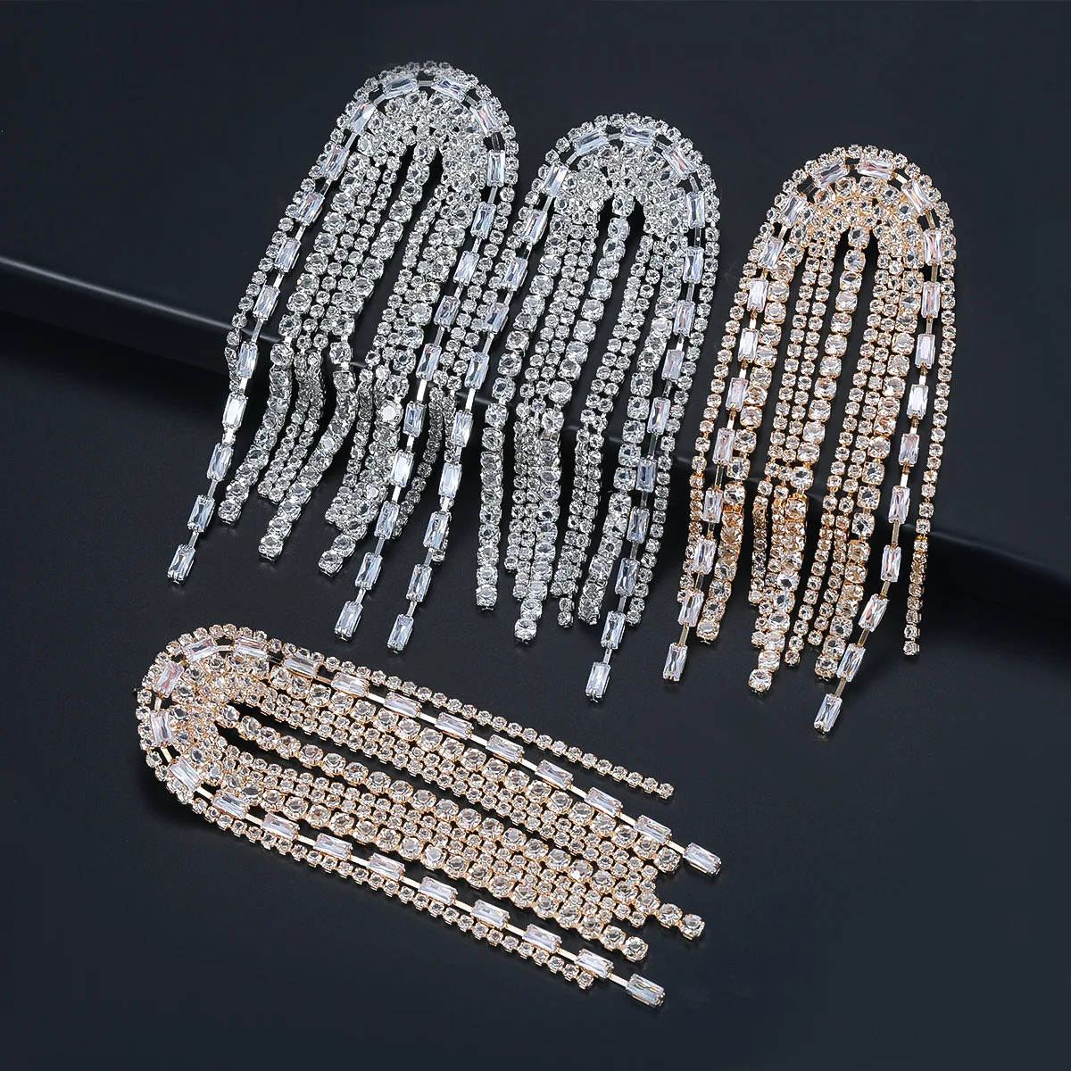 Элегантные женские серьги-подвески с фианитами и кисточками серебристые