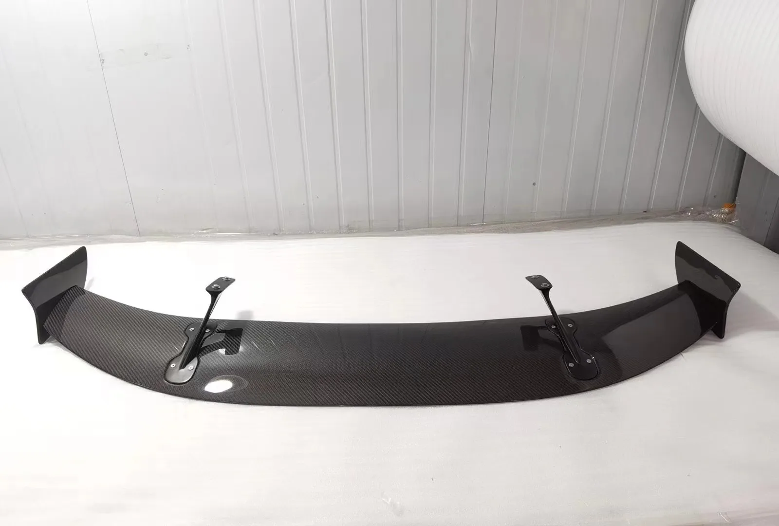 Фото FORAston Martin VANTAGE Body Kit VANTAGE Обновление спойлера из углеродного волокна в стиле F1 №2