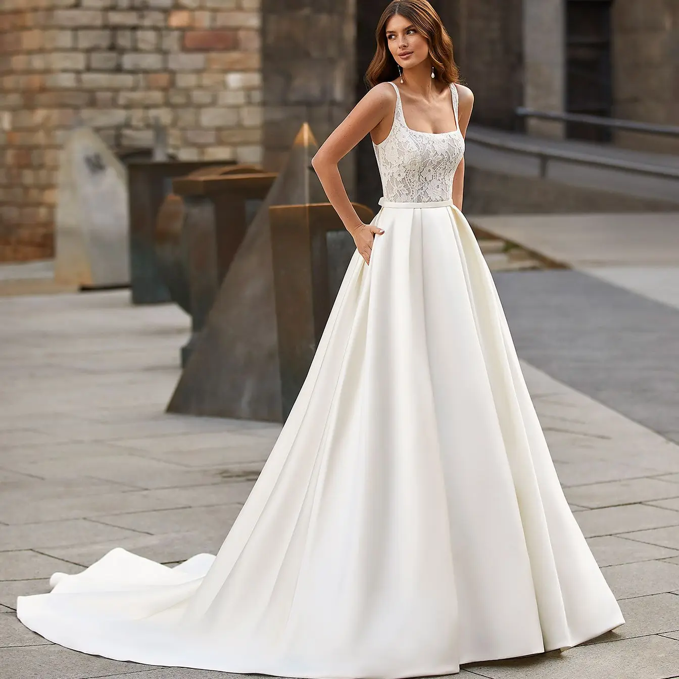 

Modern Satin Wedding Dress Backless Square Neck Lace Appliques Maxi Gown Spaghetti Strap Sleeveless Bridal Vestidos De Novia