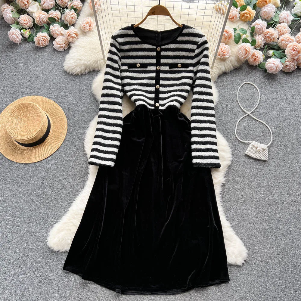 

Autumn and Winter Korean Version of the New Collision Color Stripes Splicing Velvet Cilantro Single-breasted A-line Dress