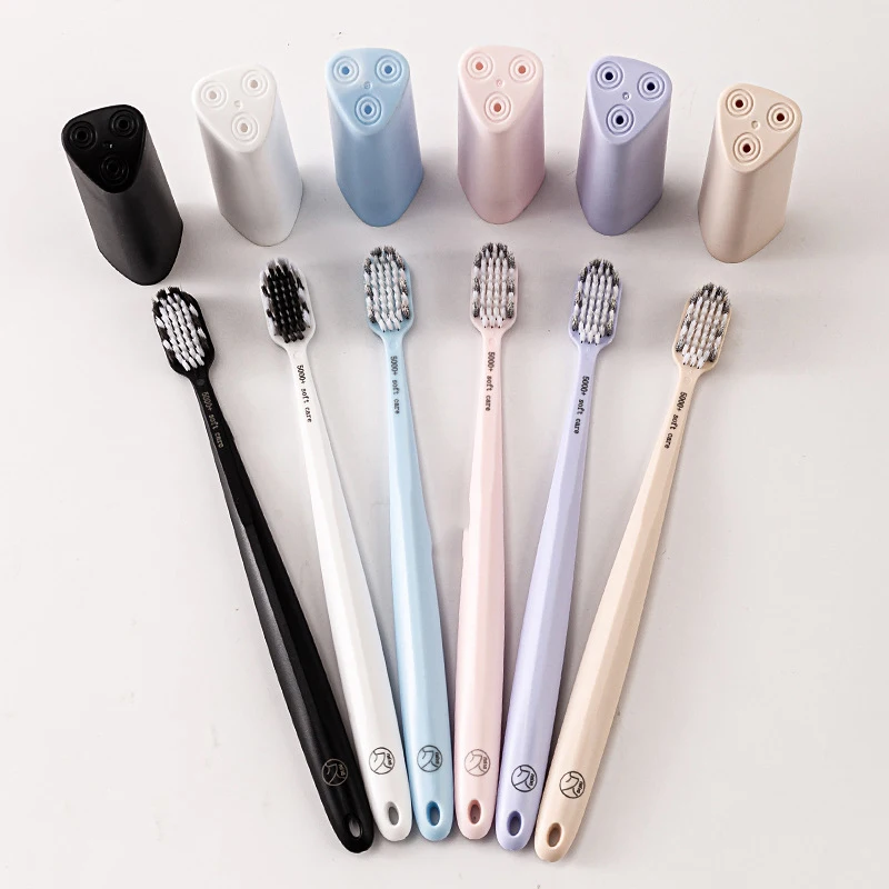 

Зубная щетка с мягкой пластиковой ручкой и футляром для ухода за полостью рта