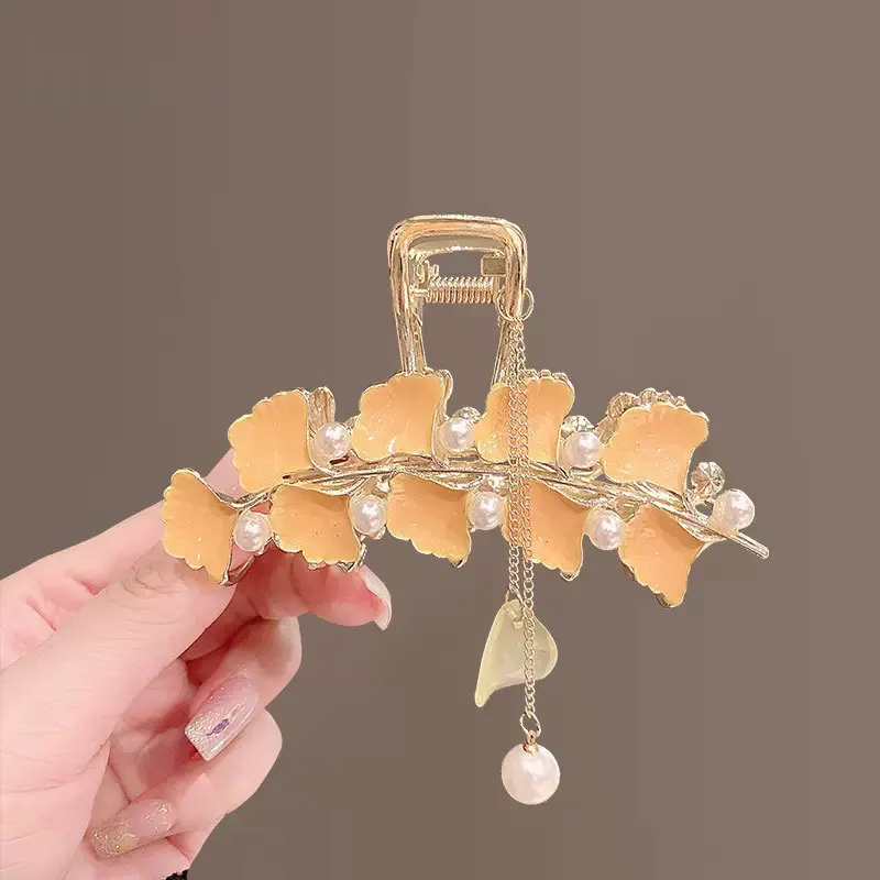 

Новинка Осенняя женская заколка для волос с жемчужными листьями гинкго и кисточками в стиле ретро большая заколка для волос в форме акулы з...