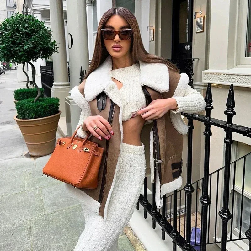 Женский утепленный жилет на молнии с отложным воротником