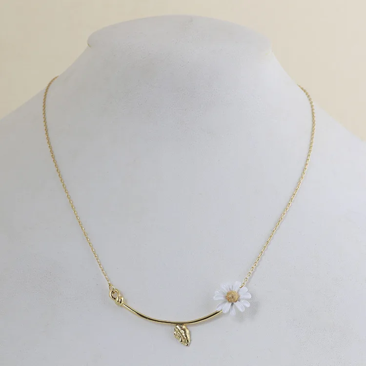 

European and American jewelry fashion sweet enamel daisy flower bee necklace