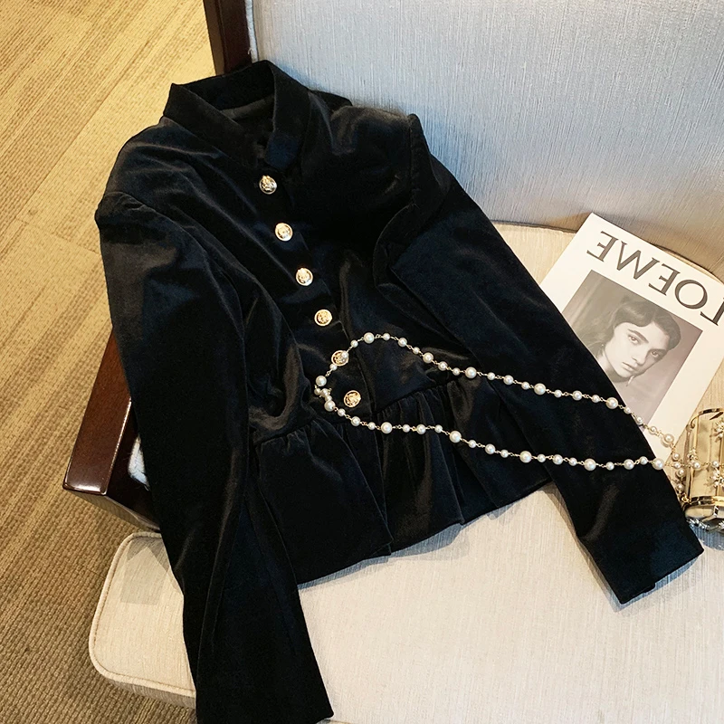 Женский бархатный короткий жакет черный однобортный с воротником-стойкой и