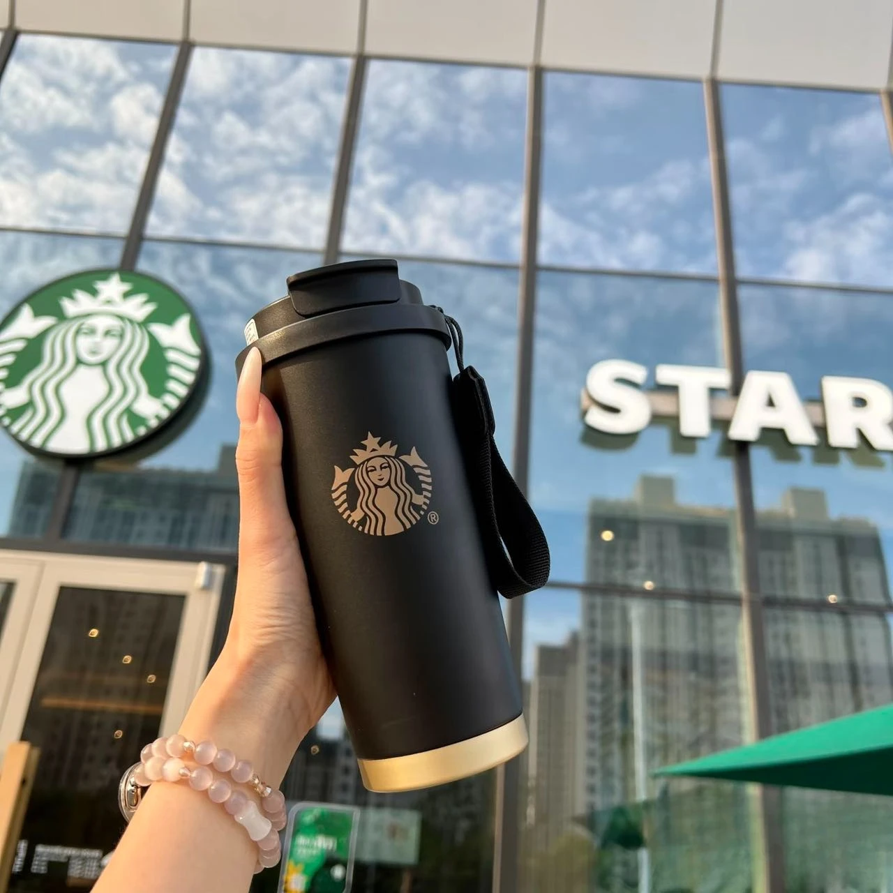 Фото Термос Starbucks 2025 из нержавеющей стали, премиум-класса, черный, изолированная кофейная кружка для мужчин и женщин, портативная бутылка для воды №1