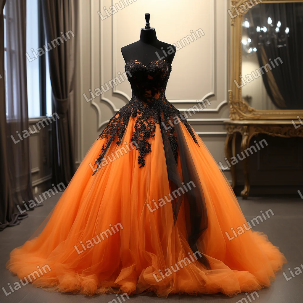 Классическое платье из тюля с черной кружевной аппликацией без бретелек