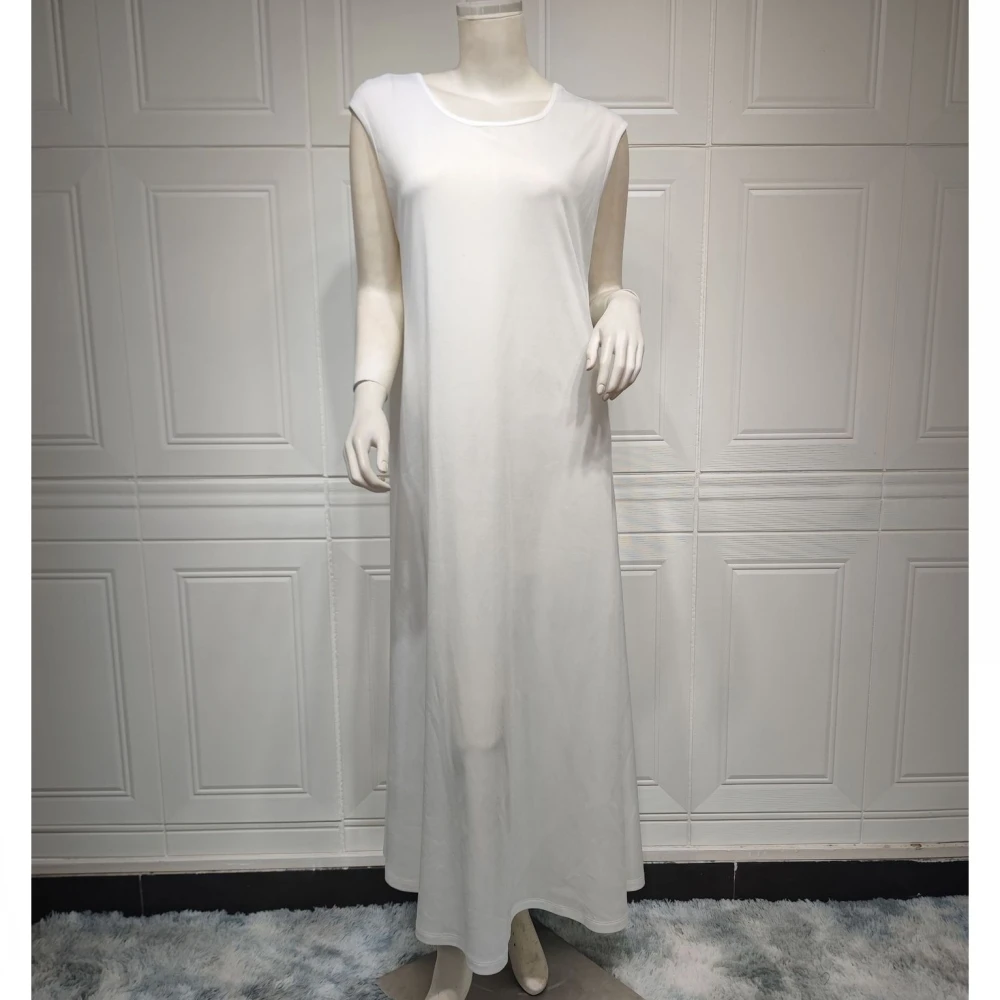 

Длинное белое платье без рукавов, в мусульманском стиле