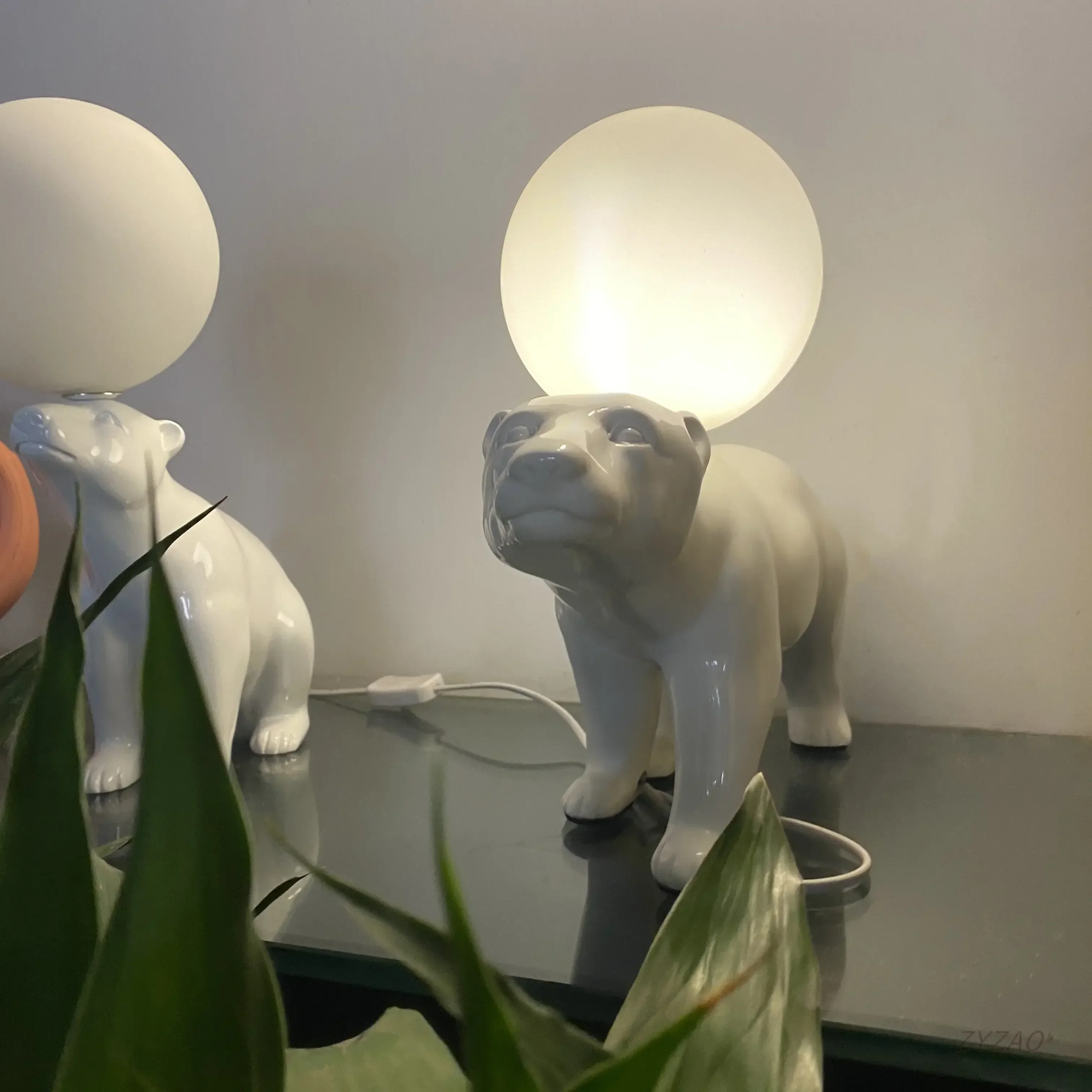 Настольная лампа с медведем из смолы в скандинавском стиле светодиодная