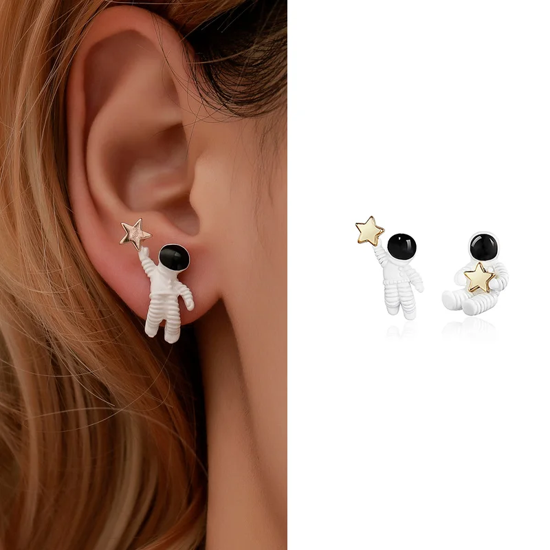 

Astronaut astronaut earpiece pick star hug moon ear nail female ins wind cute fashion asymmetrical trend ear bone clip