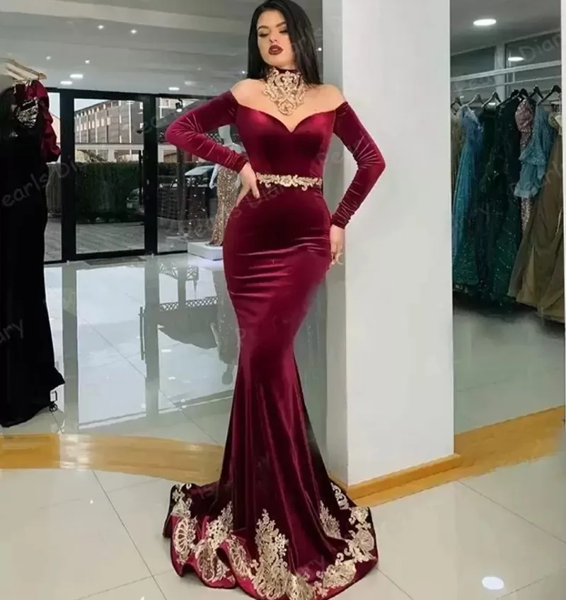 

2022 Burgundy Prom Dresses Off Shoulder Dubai Saudi Arabic Velvet Lace Long Sleeve Mermaid Evening Party Gowns Robe De Soiree