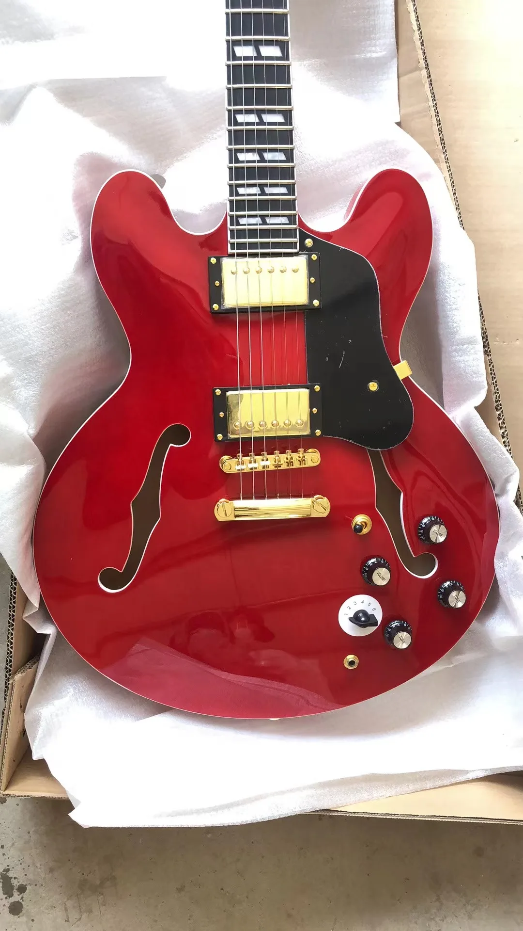 

Красная 335 электрическая гитара Jazz полупустотелый корпус F отверстие золото фурнитура глянцевая отделка Бесплатная доставка