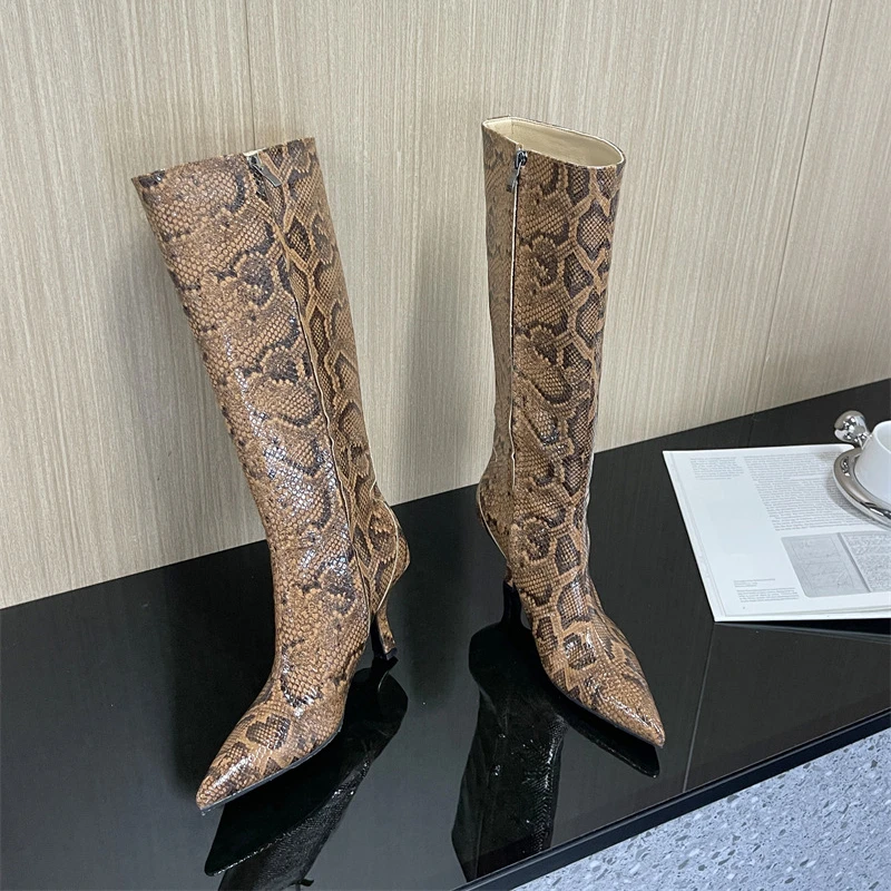 Новинка сапоги до колена разных цветов с узором в виде змеиной кожи и боковой