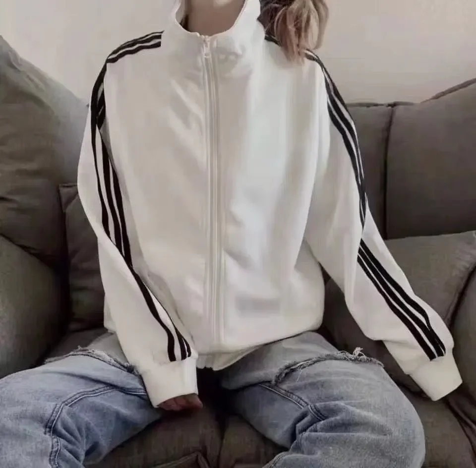 Женская демисезонная куртка свободного кроя с тремя пуговицами