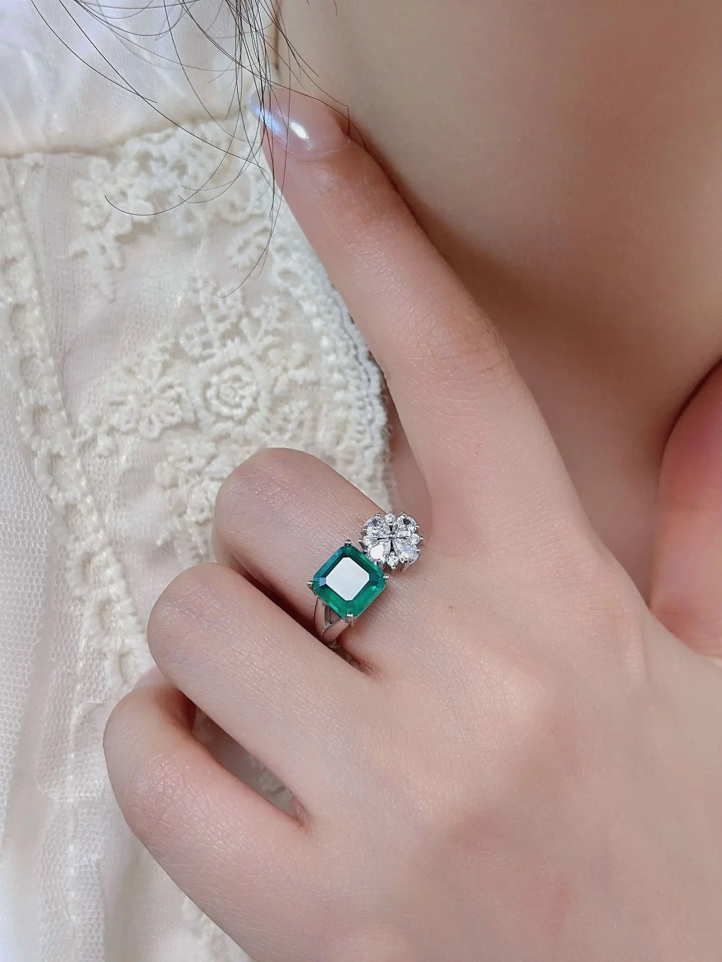 

2023 Fashionable European and American Popular Light Luxury Emerald Ring New High end Square Small Retro Three Piece Set