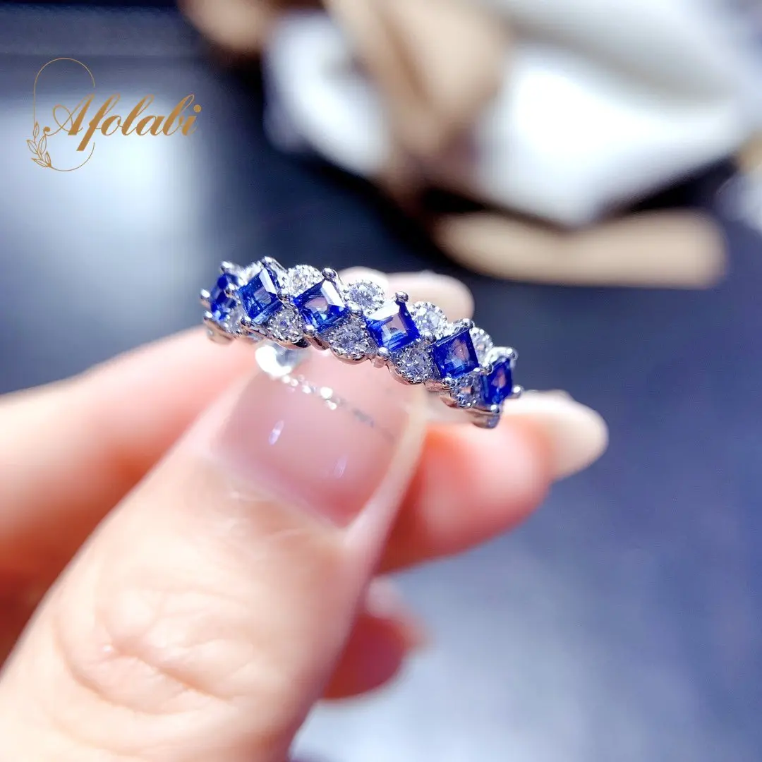 

Женское кольцо с драгоценными камнями диаметром 2,5*2,5 мм