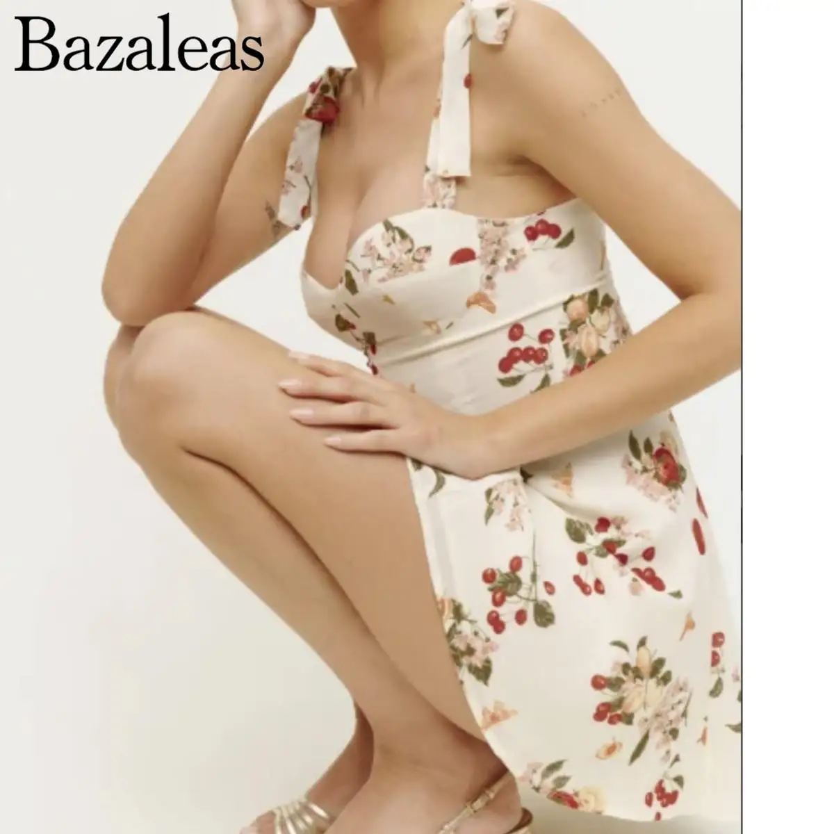 Женское эластичное платье-мини на бретелях с цветочным принтом - купить по