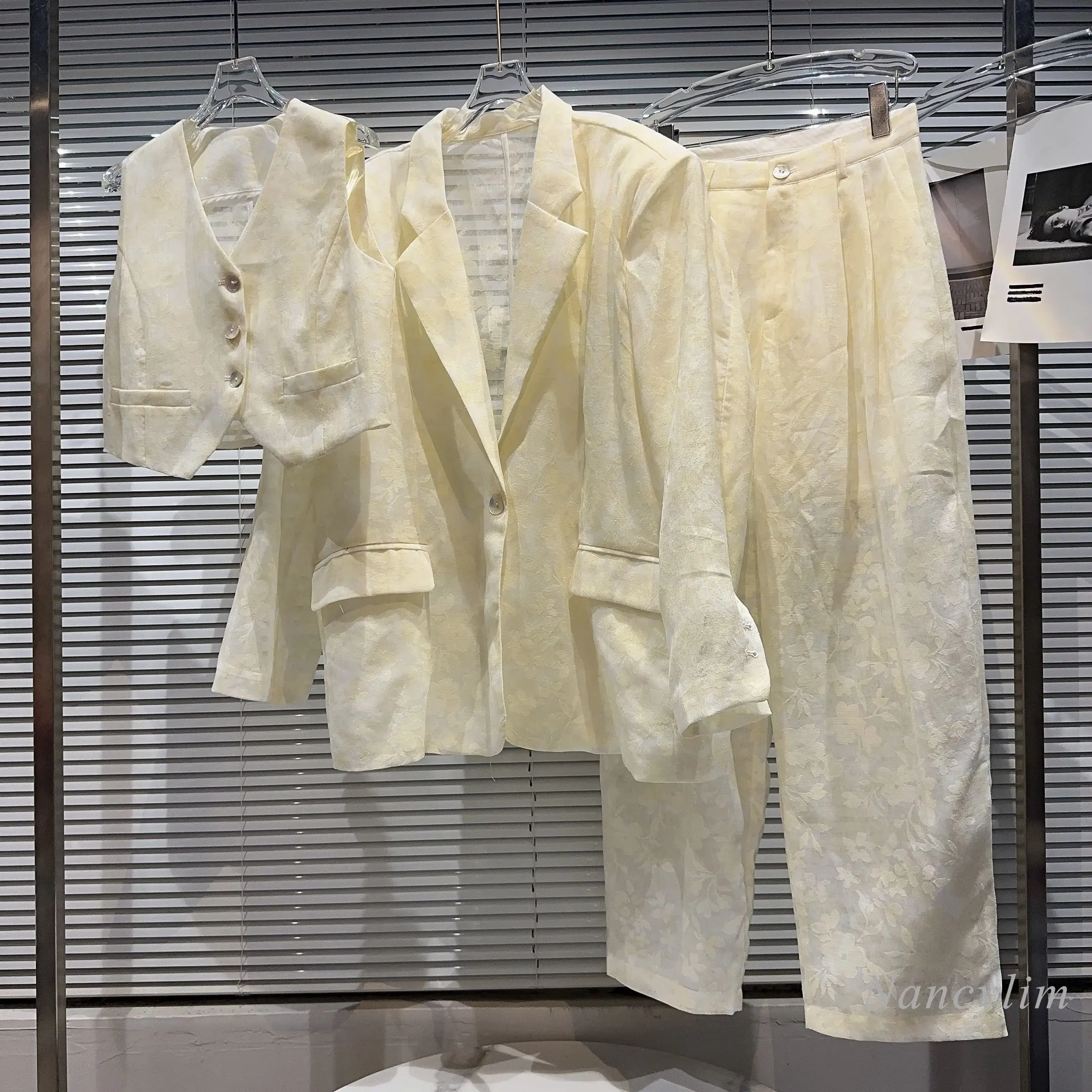 

Комплект из трех предметов для лета 2023, Новый сетчатый костюм с темным цветочным принтом на плечах, жилет с карманами, брюки с широкими штанинами, отдельно купить