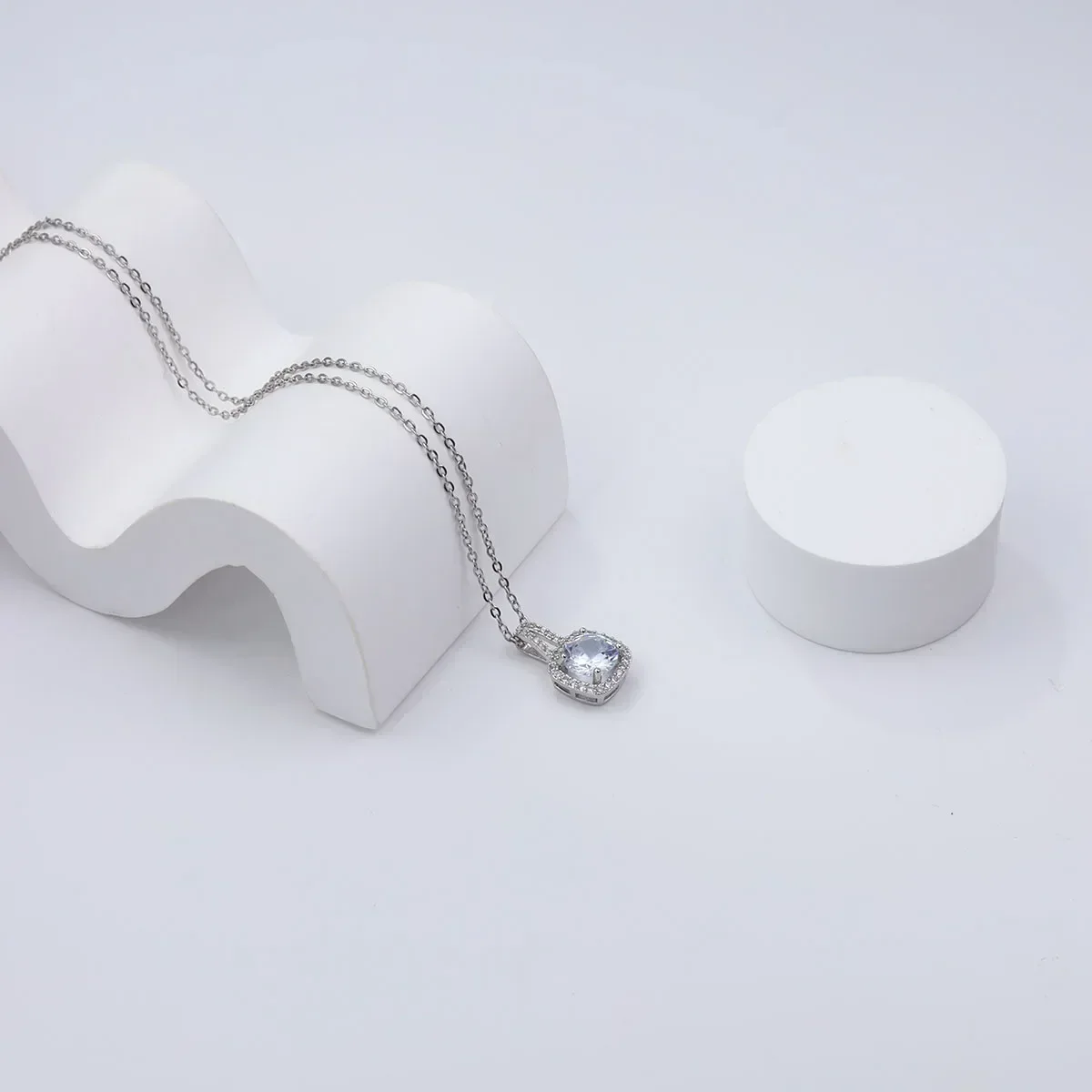 Ожерелье Halo с круглым кулоном-пасьянсом из искусственного бриллианта покрытием |