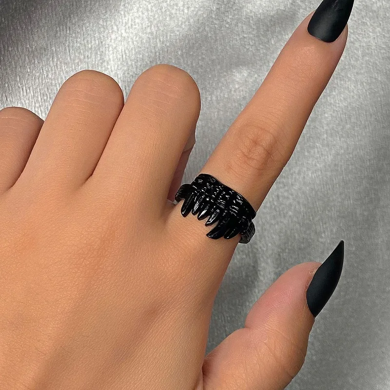 Женское кольцо в готическом стиле открытое черное на суставы вампира из сплава