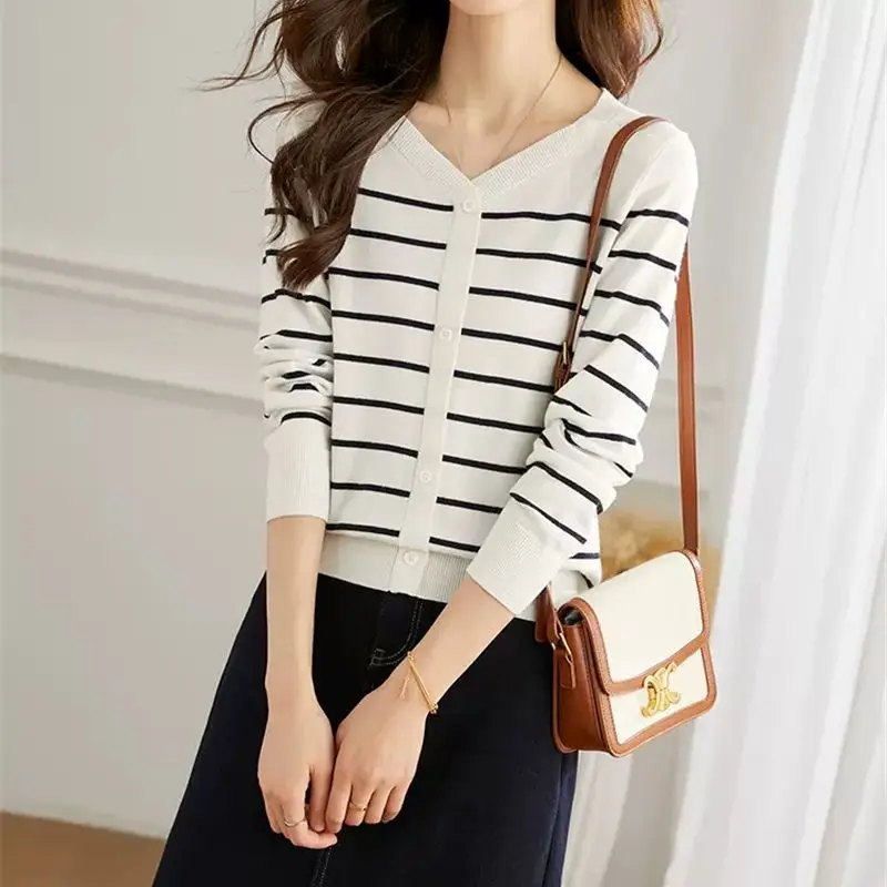 

Женский трикотажный кардиган с длинным рукавом, в полоску