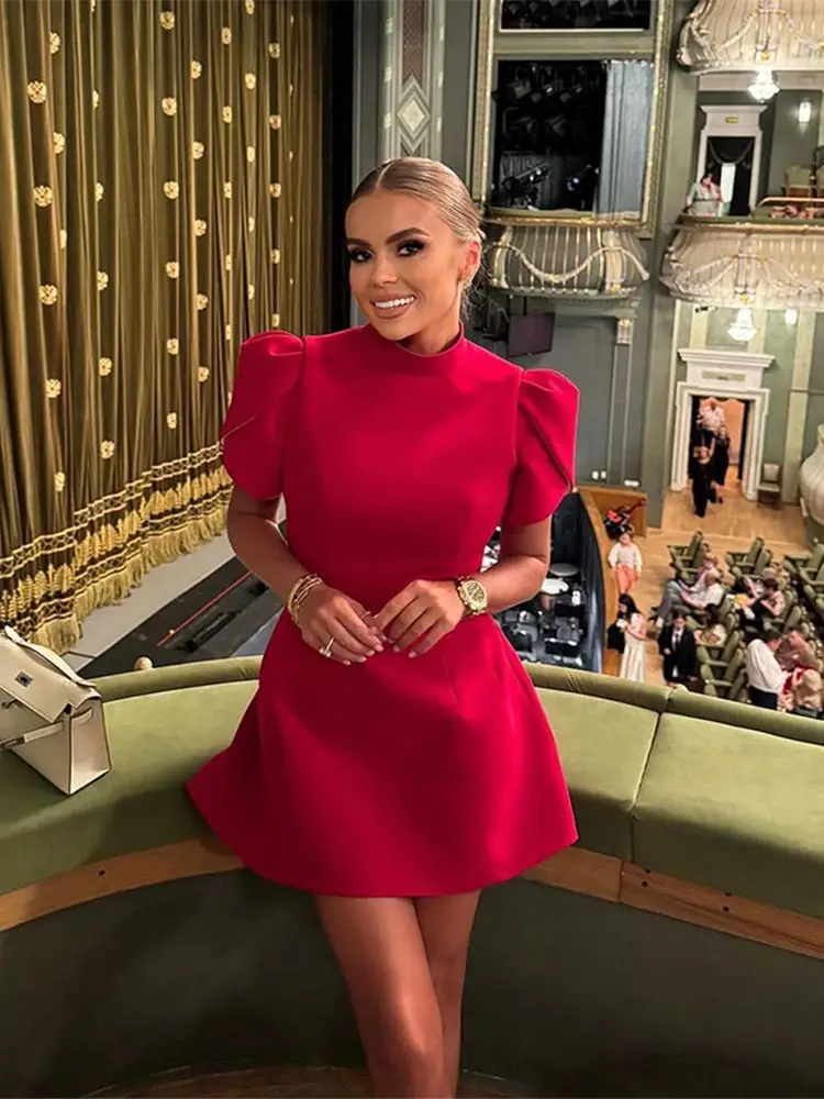Шикарное красное женское мини-платье с полувысоким воротником и открытой спиной
