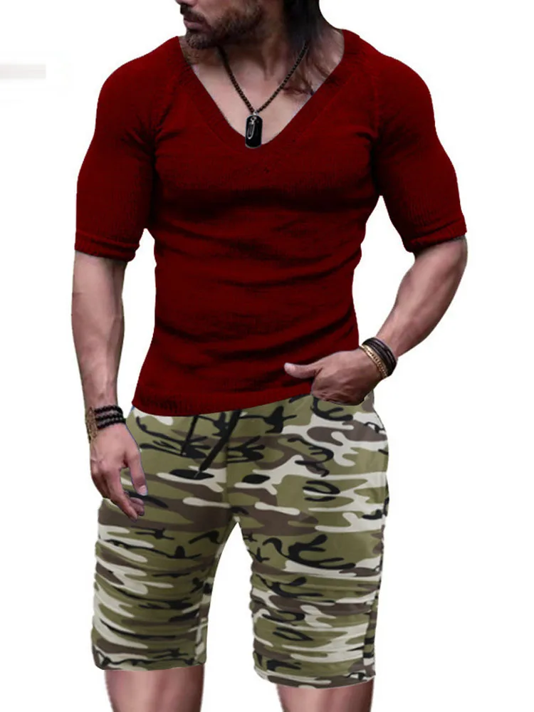 

Костюм мужской из двух предметов, трикотажная рубашка с коротким рукавом и V-образным вырезом и шорты на завязках с карманами, повседневный ...