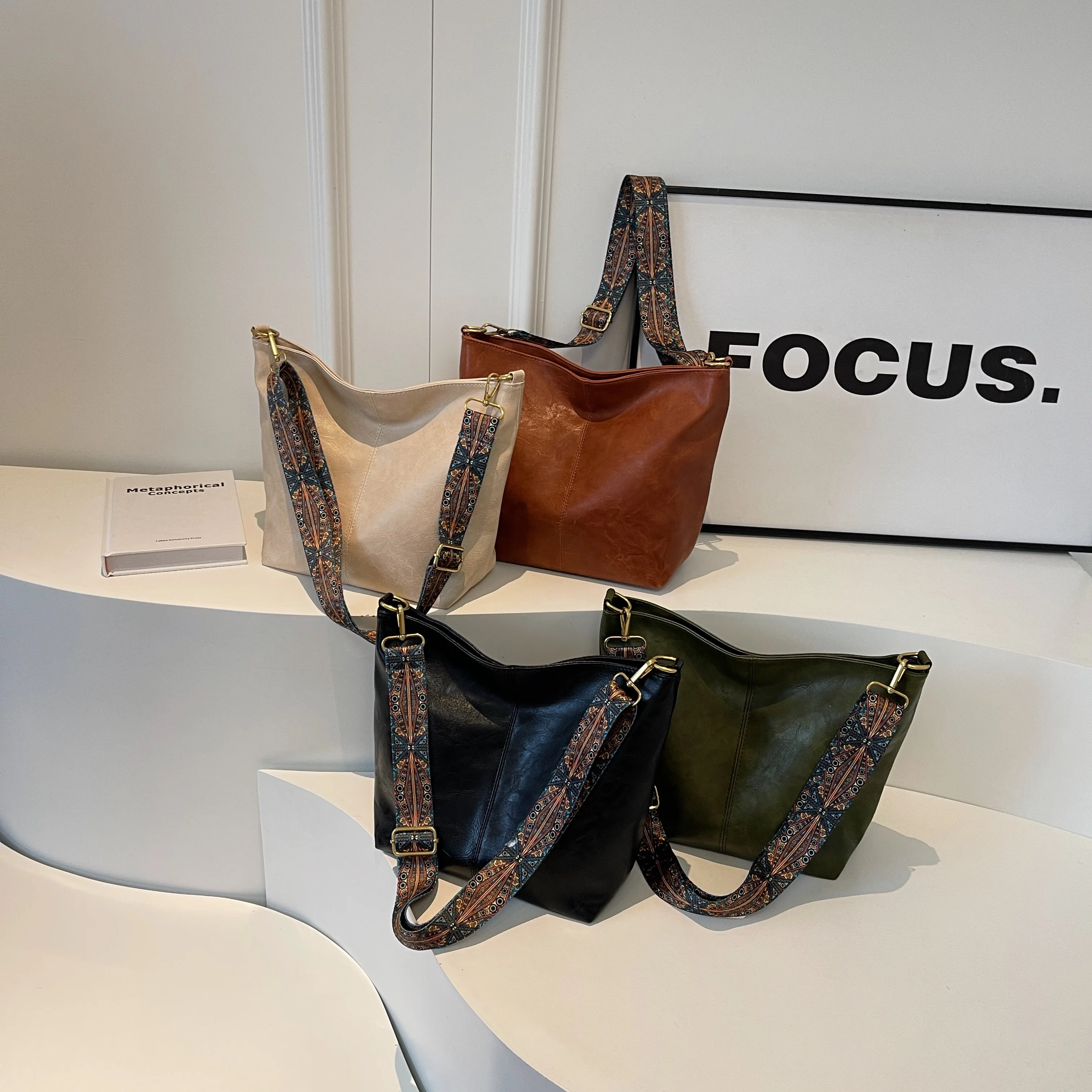 

High-capacity Bag Women 2023 Spring and Summer New Vintage broadband shoulder Cross bag High-quality texture commuter water bag