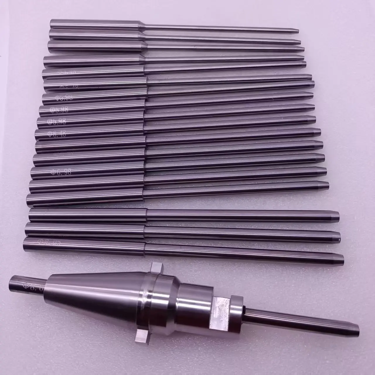 

Седло клапана Серди Пилот 9,52 мм Направляющая клапана с хвостовиком Пилот типа CL 190 л d3,96-6,47 мм Направляющая клапана с длинным хвостовиком из твердого сплава